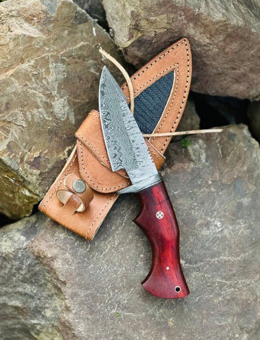 Handmade Hunting Knife – Damascus Steel Blade with Red Paka Wood Handle
